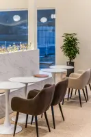 브라운 톤 패브릭 의자가 포근한 모던 카페 인테리어